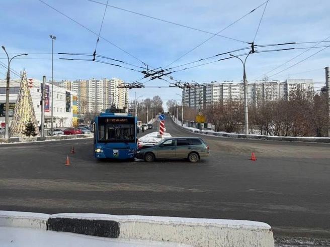 Троллейбус врезался в иномарку в Юбилейном. Водитель рассказал почему | Источник: Госавтоинспекция Иркутска