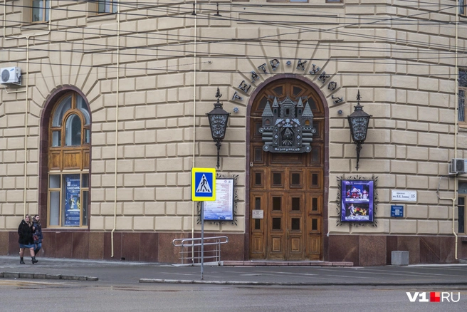 Так выглядел вход в театр кукол на проспекте Ленина | Источник: Константин Завриков / V1.RU