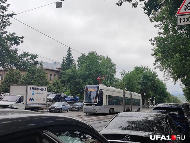 Иногда в трамвае можно заметить целых три человека | Источник: Марина Каримова / UFA1.RU