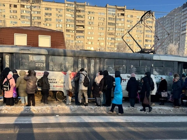 Пассажиры были вынуждены пользоваться такси из-за сбоя в движении трамваев. | Источник: читатели V1.RU