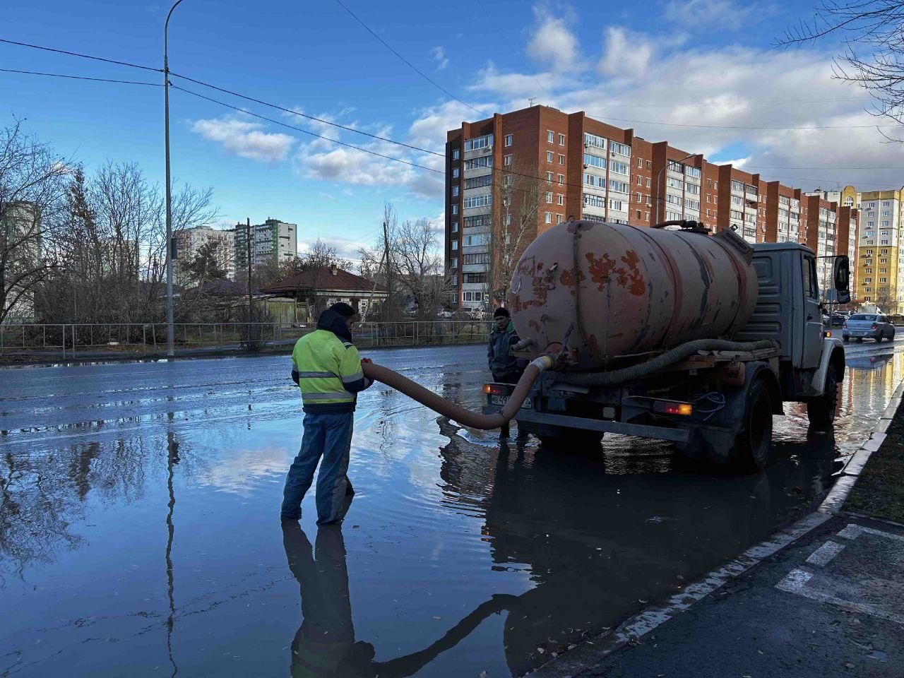 Ураганный ветер в Тюмени снес остановки и повалил деревья — фото