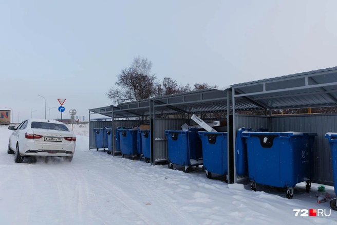 Большая контейнерная площадка находится в районе выезда из однотипной застройки на трассу, но местные жители признаются, что все эти баки часто бывают переполнены, и тогда им проще увозить мусор в город и выбрасывать его по пути уже там | Источник: Ирина Шарова / 72.RU