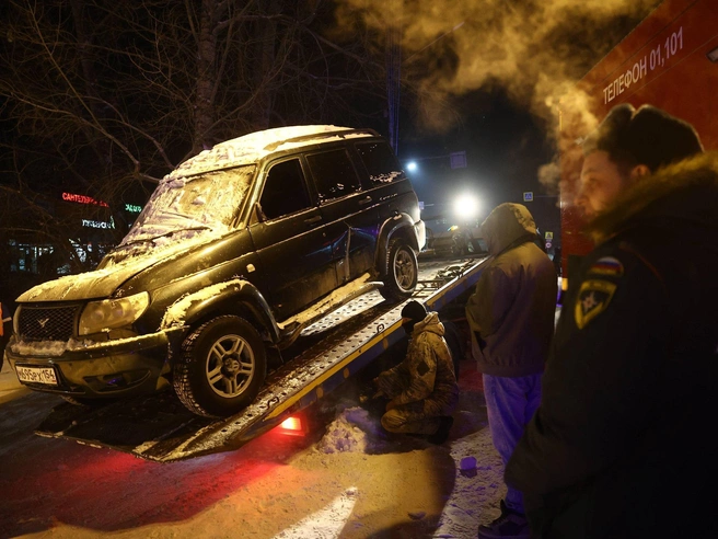 Автомобили, стоявшие у стен торгового центра, получили серьёзные повреждения. | Источник: Александр Ощепков / NGS.RU