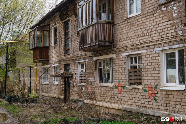 Часть двухэтажек на Усадебной уже нежилые, но до сих пор выглядят уютно и тепло благодаря цветочкам, нарисованным кем-то из бывших жителей | Источник: Тимофей Калмаков