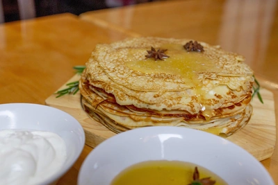 Приготовьте блинный торт со сметаной и сгущенкой к Масленице