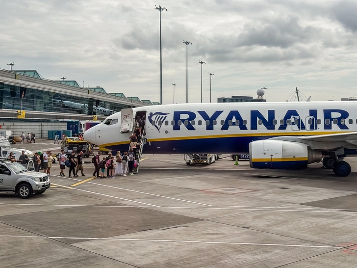 Пассажиры садятся в самолет «Боинг 737 Ryanair» на взлетной полосе в аэропорту Дублина. 26 июня 2025 г. | Источник: picturelibrary / Legion Media
