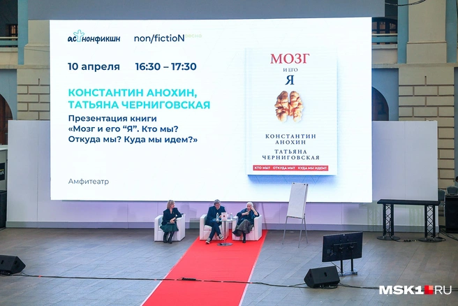 В амфитеатре Гостиного двора проходят премьеры книг | Источник: Артем Устюжанин / MSK1.RU
