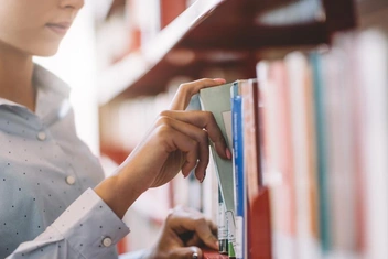 «Парень прессует меня, чтобы я занималась саморазвитием»