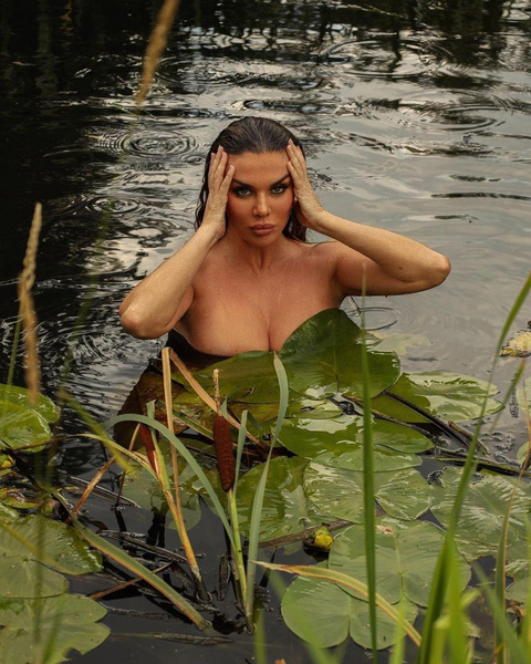 Блогершу Лизу Лпшку застали купающейся топлес в озере. Другие звезды устроили «голый» флешмоб в ее поддержку
