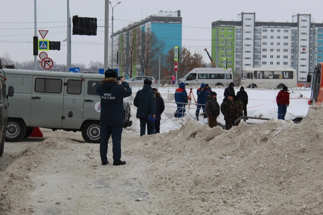 Сотрудники МЧС также контролируют ситуацию | Источник: ГК КПД-Газстрой