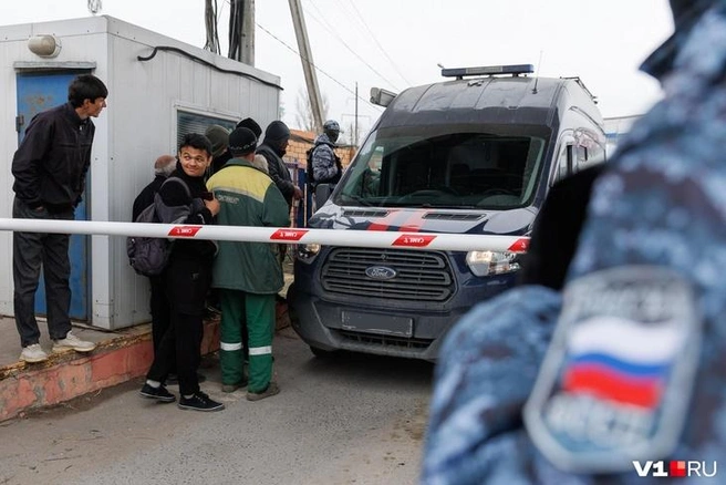 Документы у приезжих проверяли в этом неприметном микроавтобусе | Источник: Алексей Волхонский / V1.RU