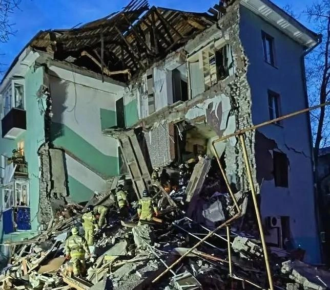 Число пострадавших при обрушении в Сызрани выросло. Людей под завалами ещё не нашли | Источник: МЧС РФ