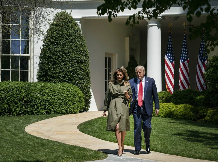 Чета Трампов перед Белым домом, 22 апреля 2020