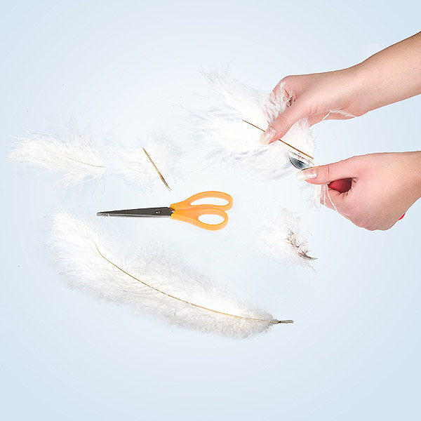 Разрезаем страусиные перья на 3-4 части в зависимости от их длины.