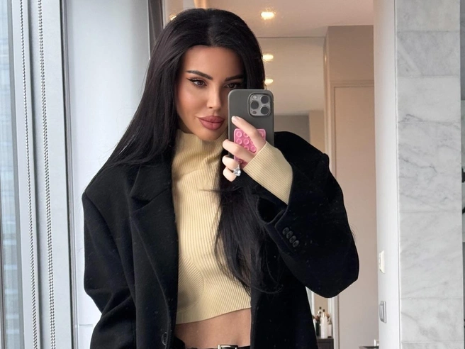 Оксана Самойлова просит время, чтобы эмоции улеглись, и продолжает уверенно шагать по жизни в модных образах | Источник: samoylovaoxana / Instagram (экстремистская организация, деятельность запрещена на территории РФ)