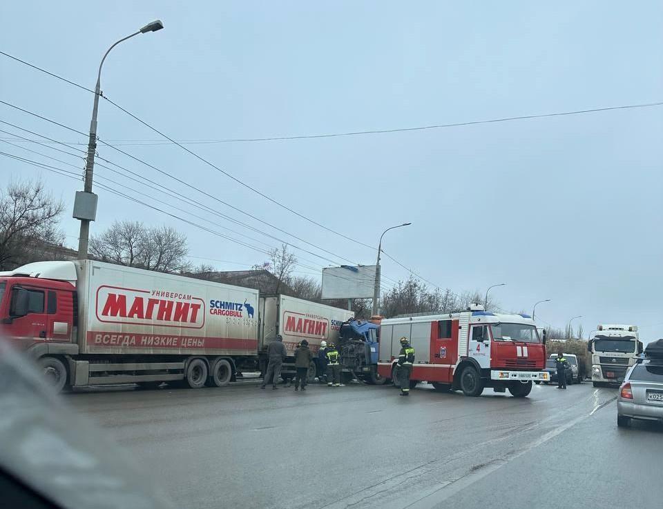 В Волгограде водовоз врезался в припаркованный автопоезд. Вторая Продольная парализована