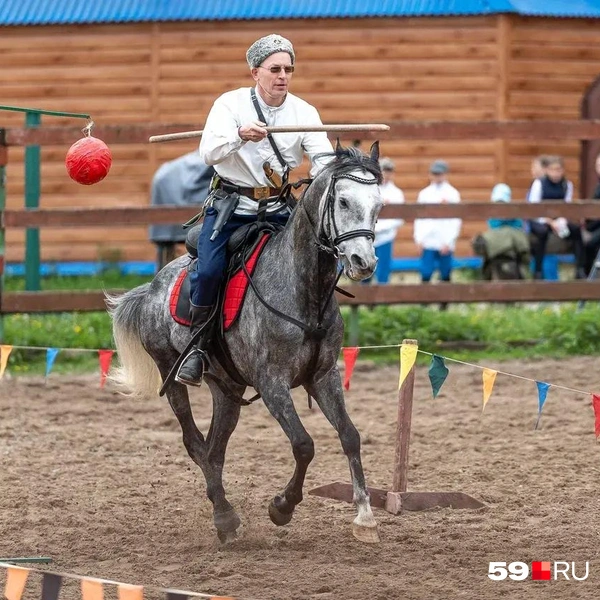 Это работа с пикой. Нужно поразить несколько мишеней, подвешенных на земле, а также снять пикой кольцо диаметром всего пять сантимтеров и метнуть на скаку пику в цель | Источник: Василина Любимова / 59.RU 