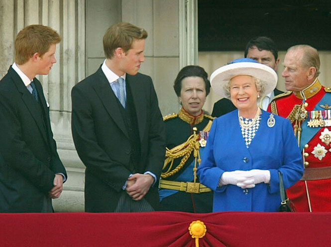 От Дианы до Кейт Миддлтон: самые яркие «балконные» кадры Trooping The Colour