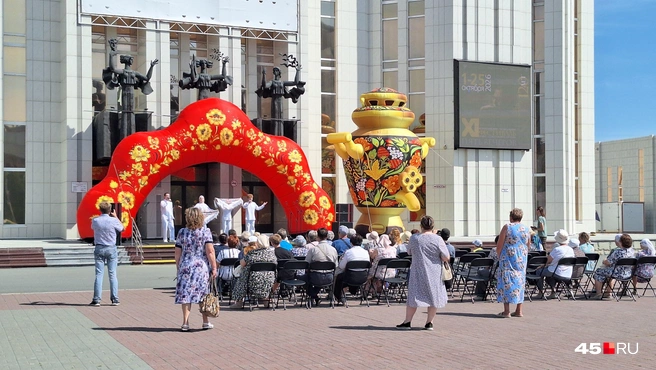 На концертную программу собрались жители города | Источник: Александр Лисихин / 45.RU 