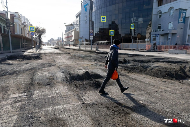 На Ленина начинают снимать небольшие куски асфальта. Дорога обновится  | Источник: Ирина Шарова / 72.RU 