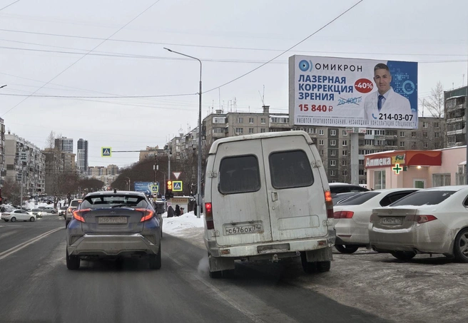 «Удивительная „Газель“ каждый день по будням с 07:45 до 08:15 приезжает к дому на 40-летия Победы, 35 и перекрывает одну полосу для ожидания персоны из администрации (как он озвучивает),&nbsp;— говорит автор снимка. —&nbsp;После замечания о блокировке проезда сказал, что место остановки (ожидания) согласовано с ГАИ. Короче, бред очередного водителя и начальницы. Причем даже при наличии свободных мест, а они там были, он принципиально ставит на полосу, создавая пробку» | Источник: читатель 74.RU