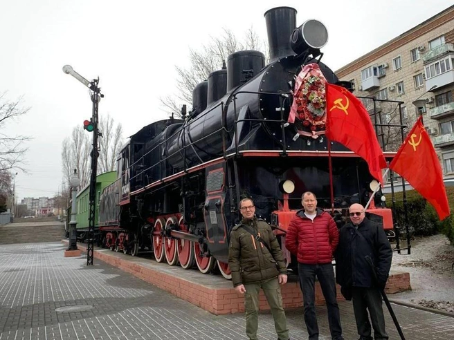 По словам участников, именно за эту фотографию с красными флагами охрана попыталась удалить их с территории. | Источник: читатели V1.RU