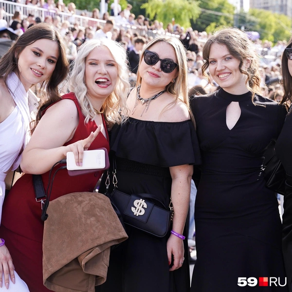 Кажется, этой компанией можно отправиться на любой кинофестиваль | Источник: Репсиме Зурнаджян / 59.RU