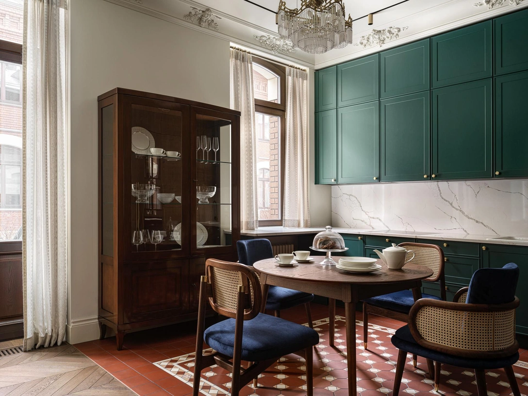 Плитка, Decortiles. Керамогранит, Archskin. Стулья из ореха и ротанга, Mezzo. | Источник: Сергей Красюк стиль: Анна Бабенко