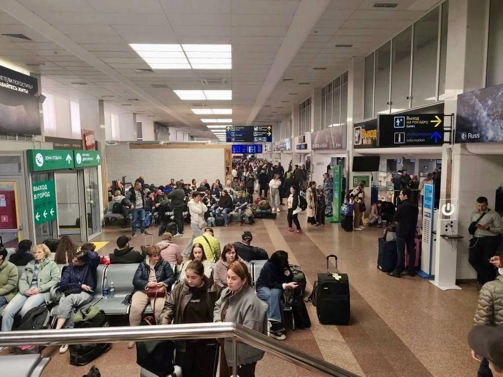 Был закрыт почти сутки. В аэропорту Краснодара задерживается больше 30 рейсов