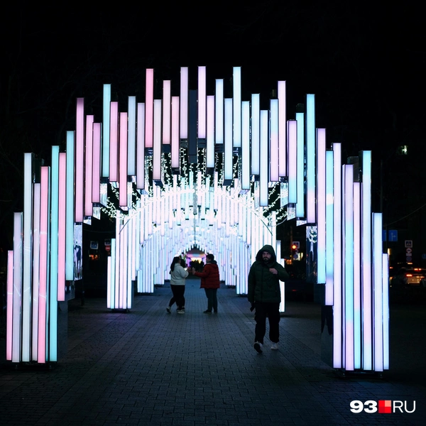 Через арки можно пройти от улицы Буденного | Источник: Дарья Паращенко / 93.RU