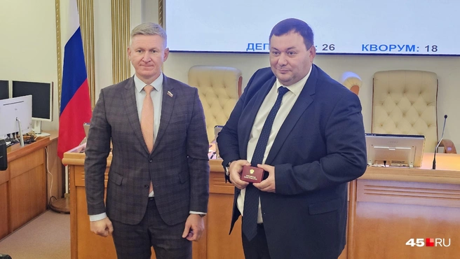 Дмитрий Фролов вручил удостоверение Роману Романовичу | Источник: Дарья Никитченко / 45.RU