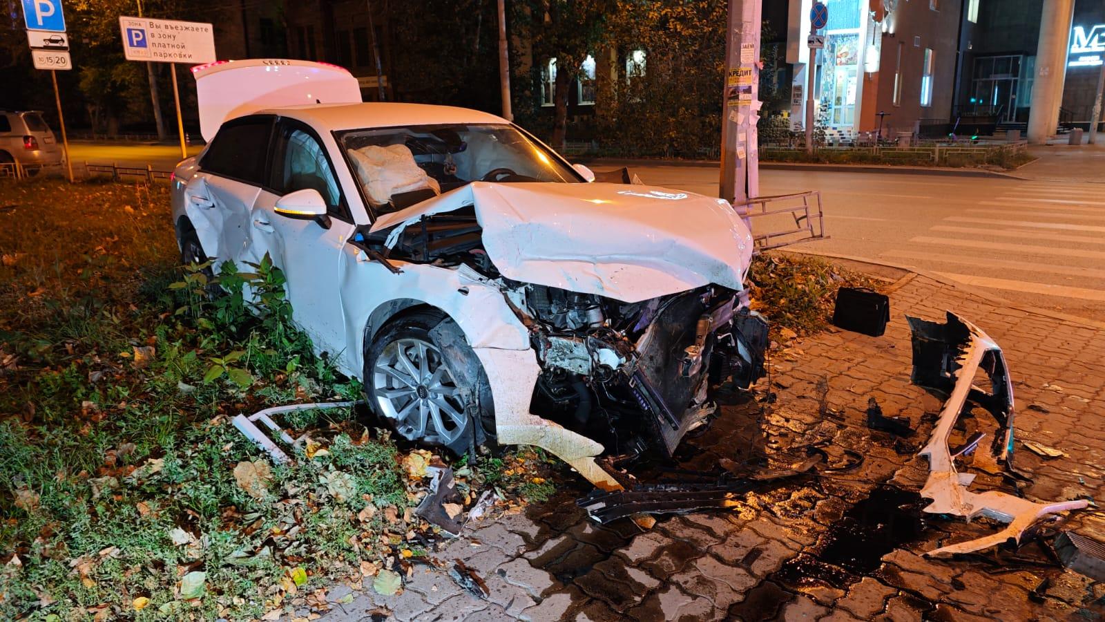 В центре Екатеринбурга размотало две Audi: машины вынесло на тротуар, одного человека увезли на скорой