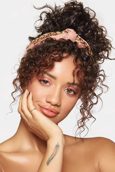 Curly hair don't care: 6 красивых укладок для кудрявых волос