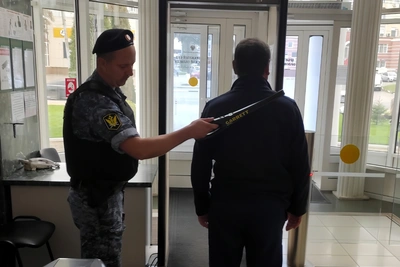 Приставы изъяли более 1400 опасных предметов в судах Орловской области
