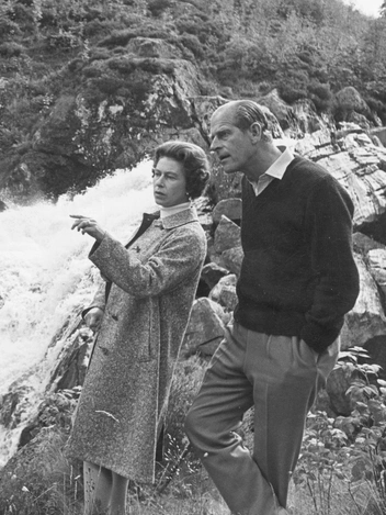 Елизавета II и принц Филипп у водопада на территории замка Балморал, октябрь 1972