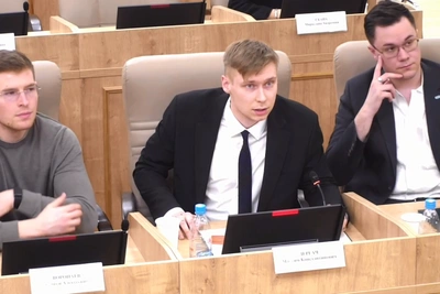 В Екатеринбурге выступили за большее количество государственных флагов