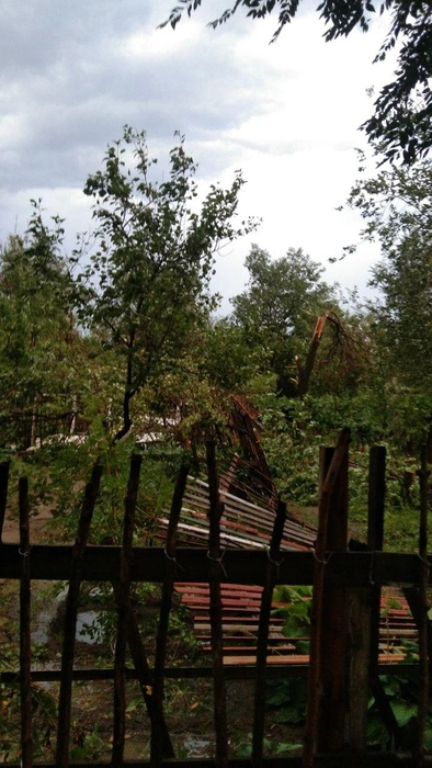 Деревянный забор сдуло, словно лист бумаги | Источник: читатели V1.RU
