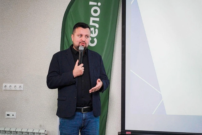 Максим обучает собственников и управленцев, помогает командам превращать идеи в реальные проекты | Источник: Максим Пашнин