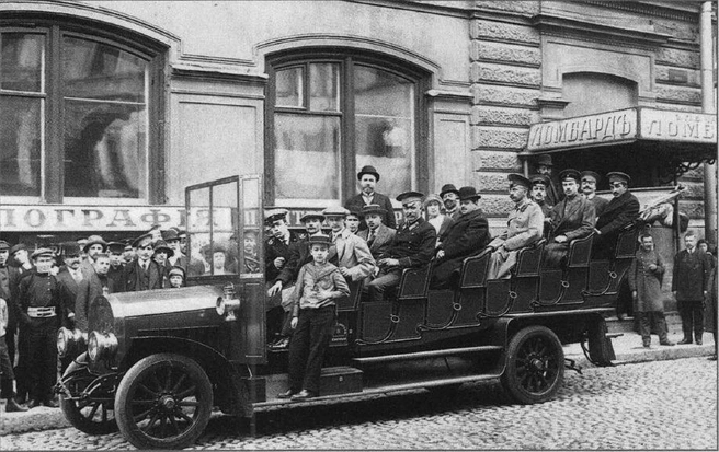 Первый многоместный автобус с пассажирами на Владимирском проспекте | Источник: Карл Булла. 1911. г.