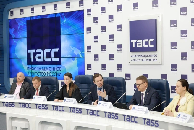 Алексей Текслер пригласил принять участие в форуме и других уникальных мероприятиях, таких как Парижская неделя моды и Парижский полумарафон | Источник: пресс-служба правительства Челябинской области