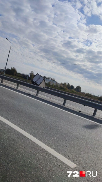 Машина упала в кювет | Источник: читатель 72.RU