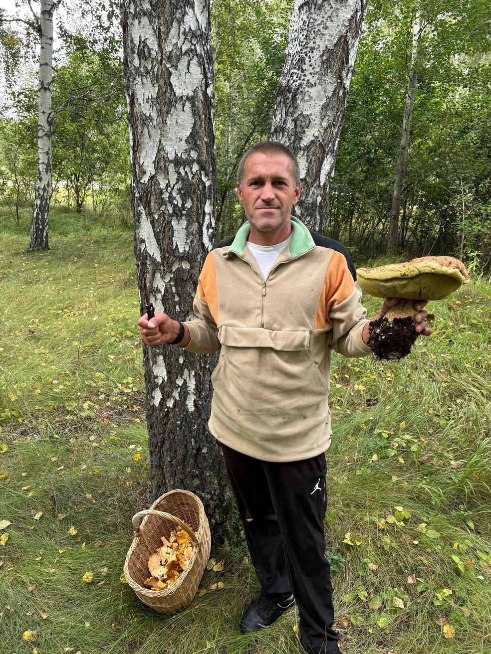 А такой гигант нашёлся совсем недалеко от Челябинска, на Бродокалмакском тракте | Источник: Грибомания по Уралу / Vk.com
