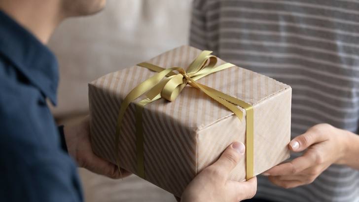 Почему мужчина не принимает подарки: 5 основных причин