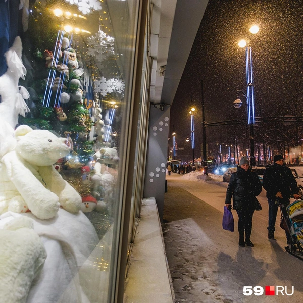 За стеклом и мягкие игрушки, и елочные | Источник: Тимофей Калмаков / 59.RU