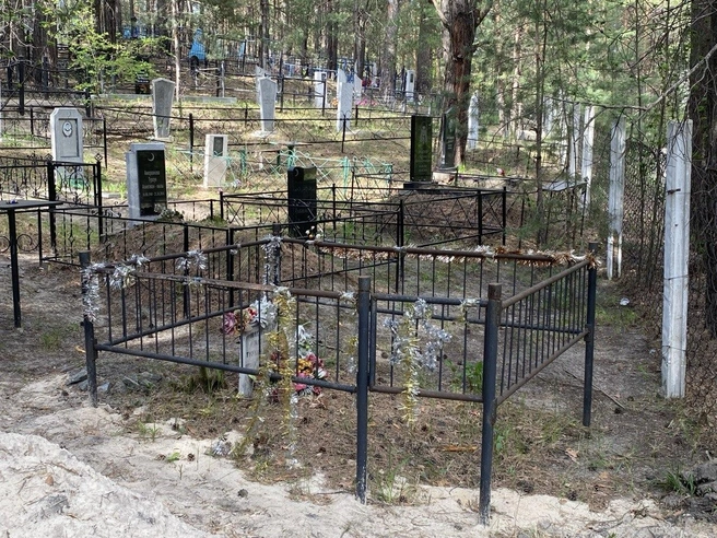 Елочной мишурой обвита оградка — оказалось новогодняя атрибутика встречается не только на Булыгинском кладбище | Источник: Ирина Господаренко / NGS22.RU