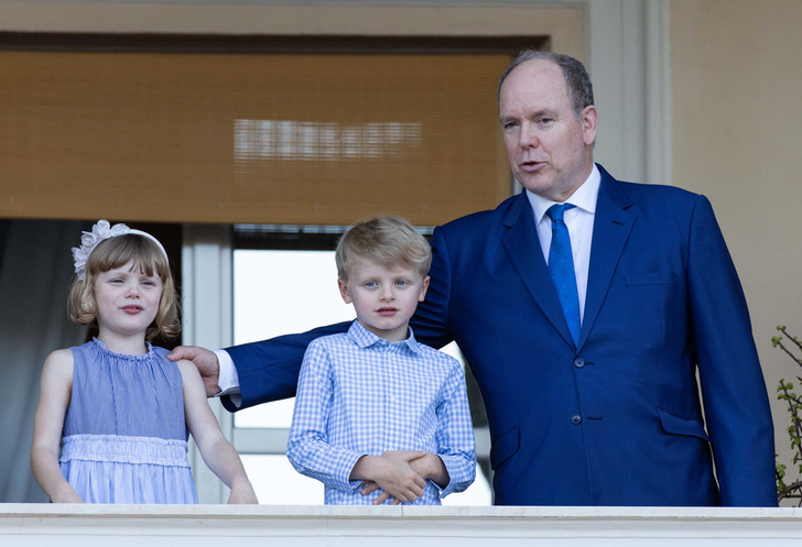 Князь Альбер II с дочерью Габриеллой и сыном Жаком