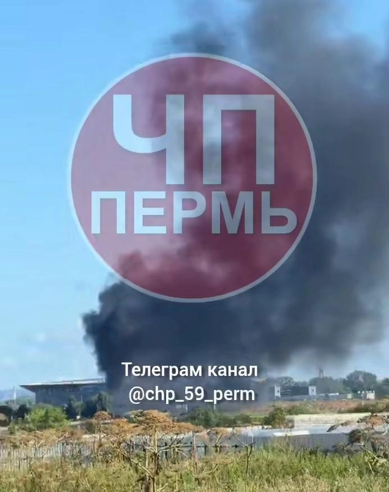 Очевидцы выкладывали в соцсетях кадры, на которых видно дым со стороны пермского аэропорта | Источник: ЧП Пермь / Telegram 