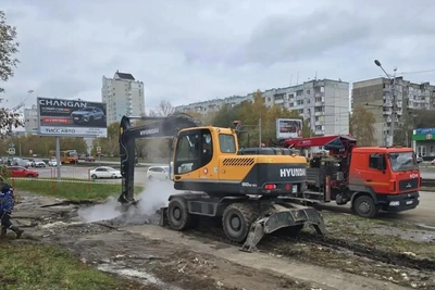 В Барнауле устраняют прорыв теплосети на Попова