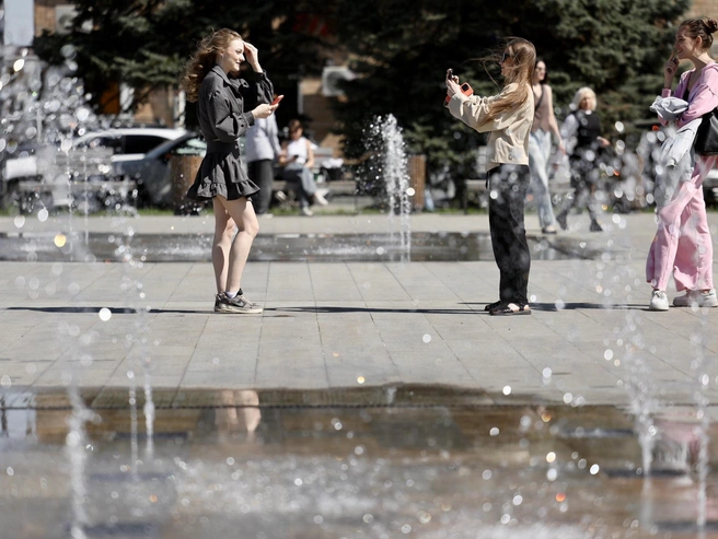 Многие уже достали из гардероба короткие юбки. | Источник: Наталья Лапцевич
