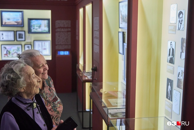 На первом плане Эмилия Чернова, она передала музею несколько сотен фото артистов театра из собственного архива | Источник: Роман Данилкин / 63.RU